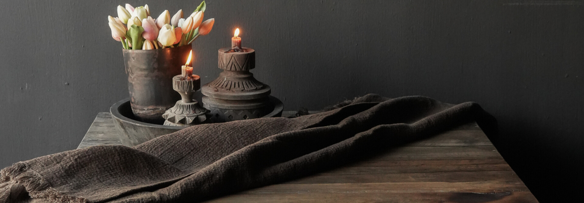 Gereserveerd,Stoer oud houten vierkant salontafel met lade