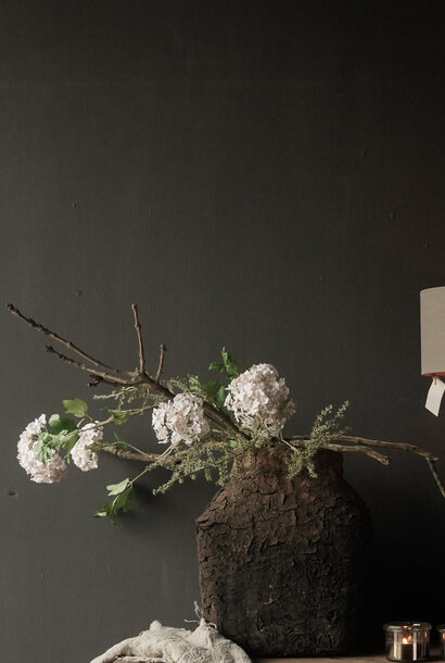 Einzigartiger robuster nepalesischer Tonkrug aus grobem Korbgeflecht