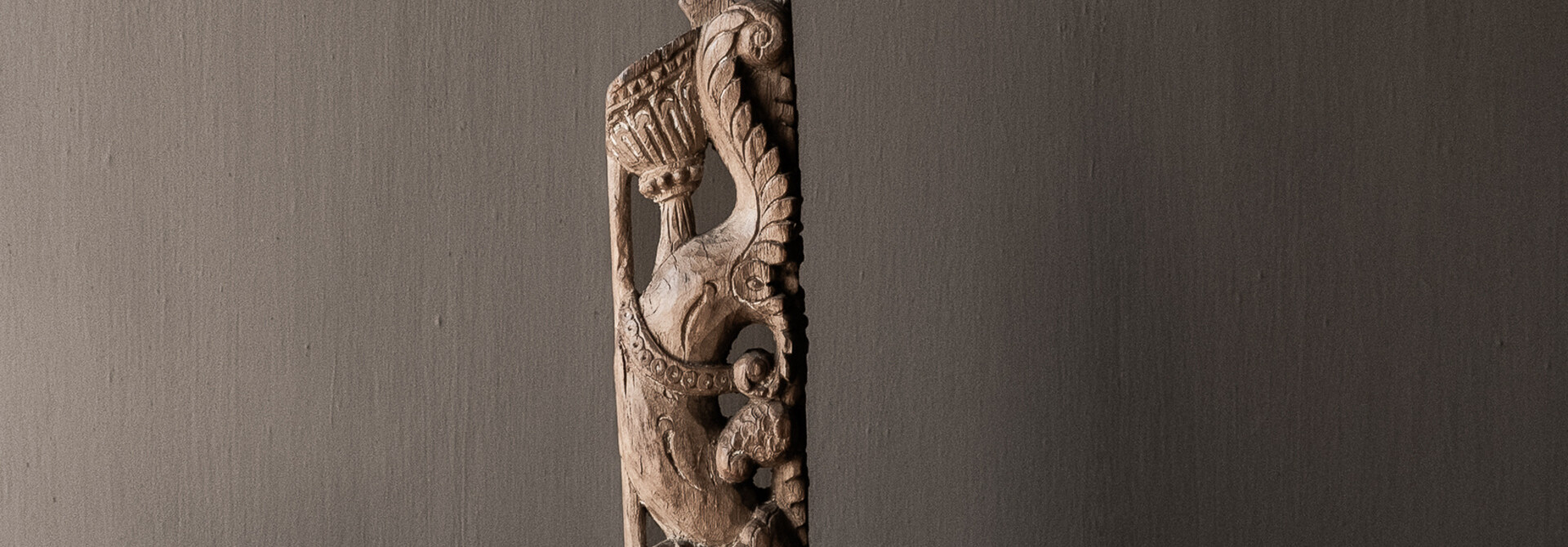 Oud Uniek houten ornament op ijzeren voet