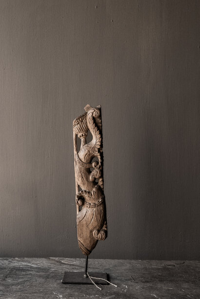 Altes einzigartiges Holzornament auf Eisensockel