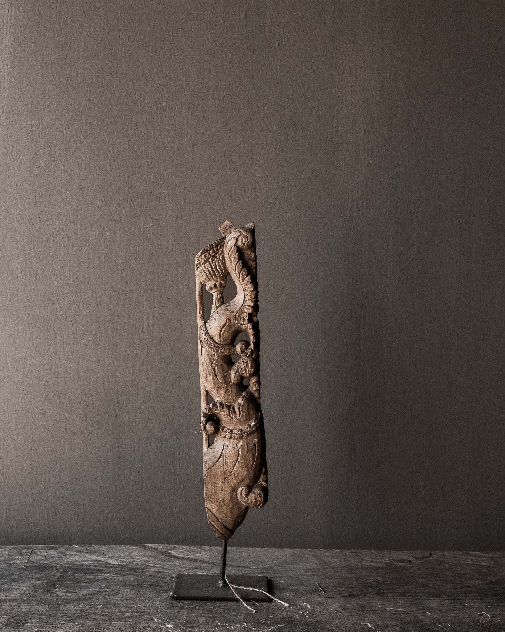 Oud Uniek houten ornament op ijzeren voet-1
