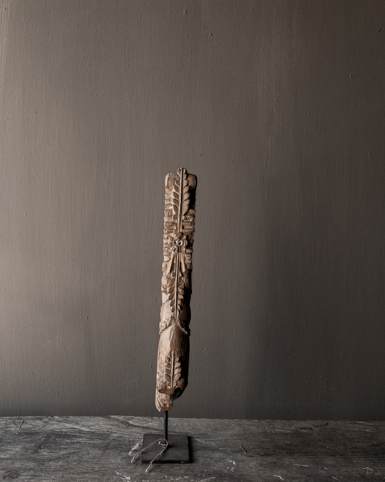 Oud Uniek houten ornament op ijzeren voet-2