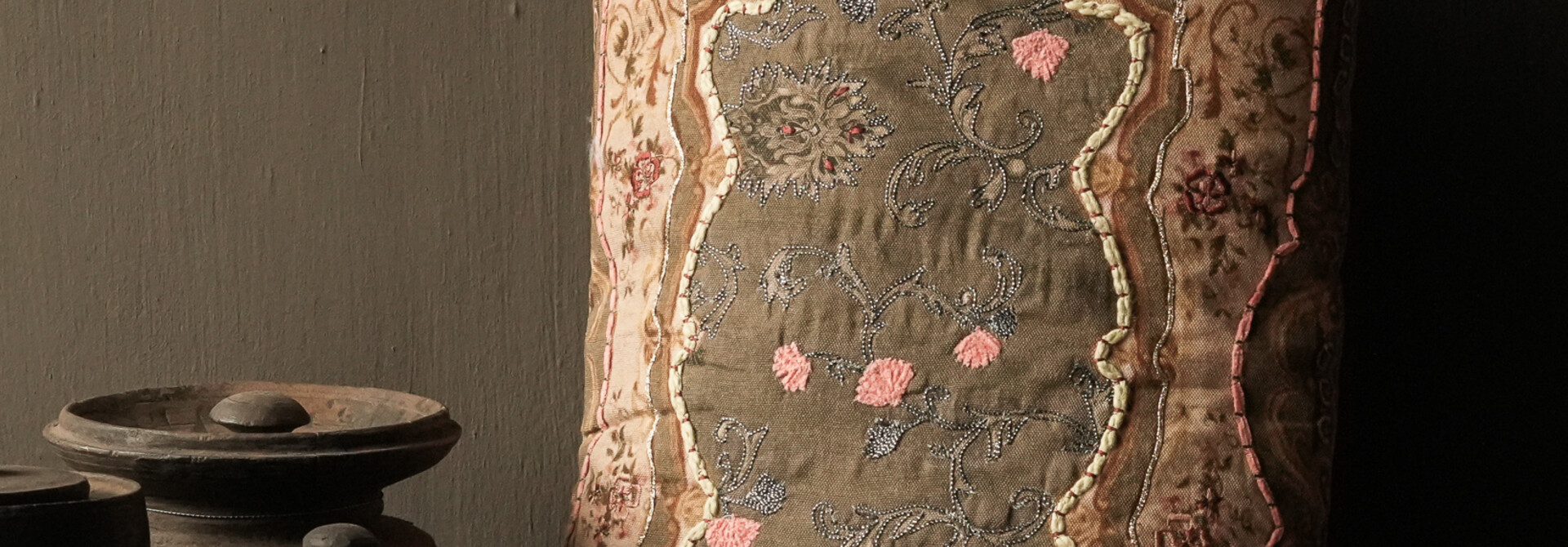 Besticktes Kissen aus Baumwolle mit Aufdruck