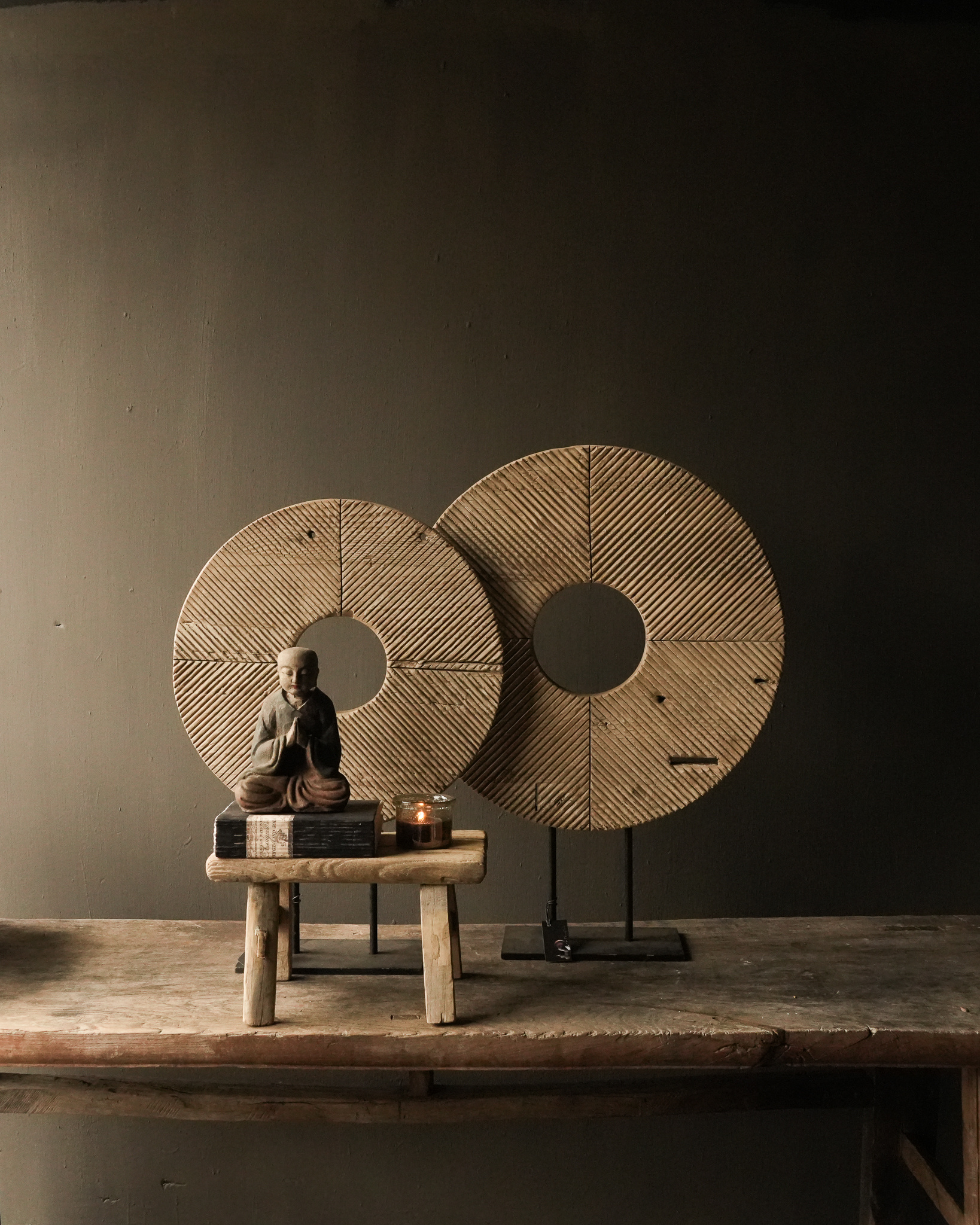 Rond licht Houten ornament op voet-1