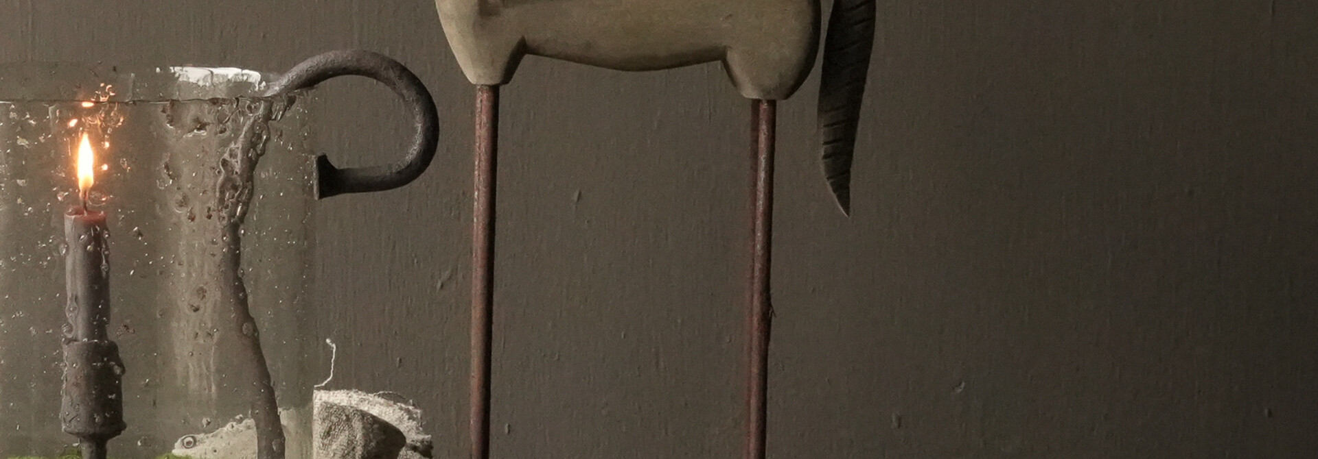 Vintage handgemaakt oud houten paardje op statief