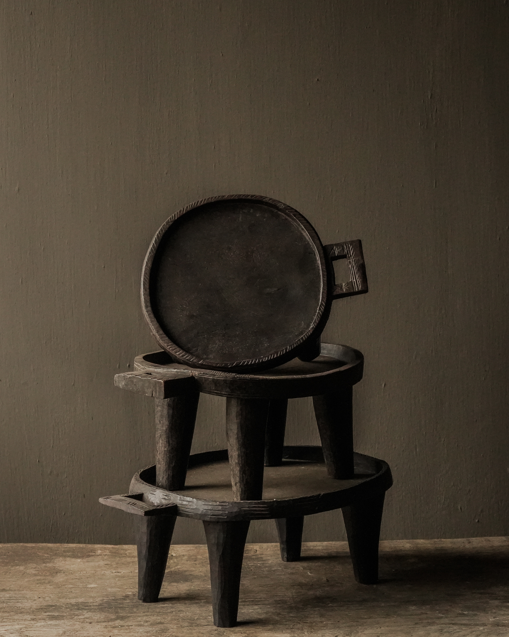 Uniek oude Schaal plateau op pootjes van hout-2