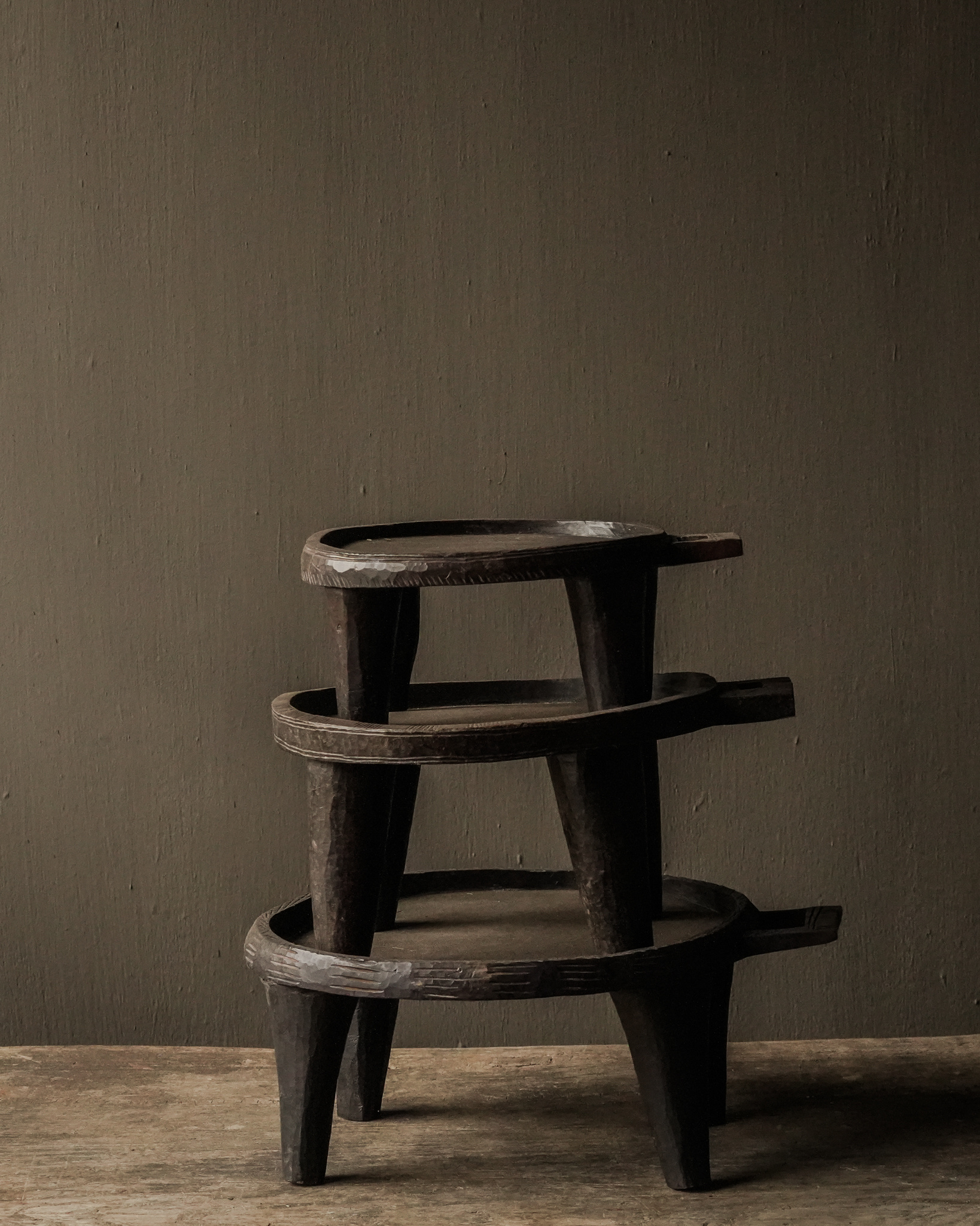 Uniek oude Schaal plateau op pootjes van hout-3