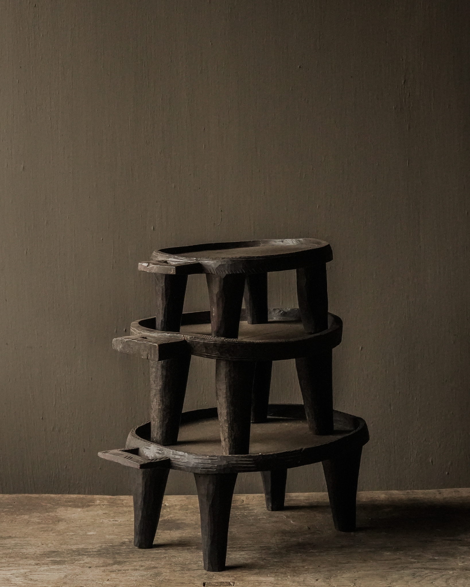 Uniek oude Schaal plateau op pootjes van hout-4