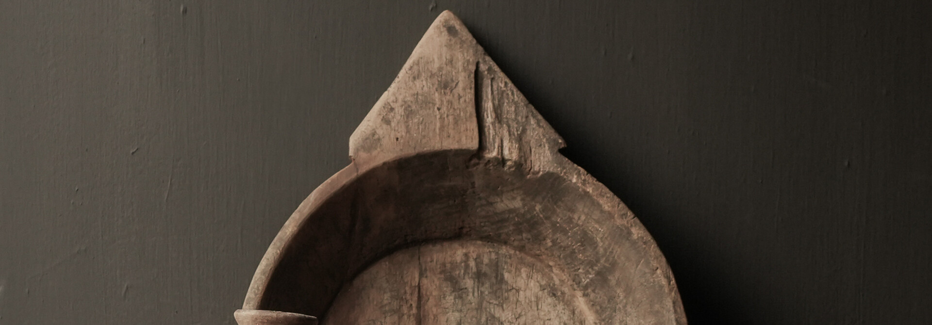 Authentieke oude houten Nepalese schaal