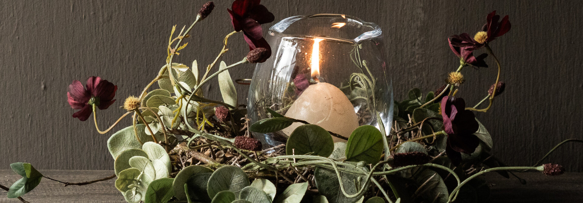 Kransje met kunst bloemen bordeaux