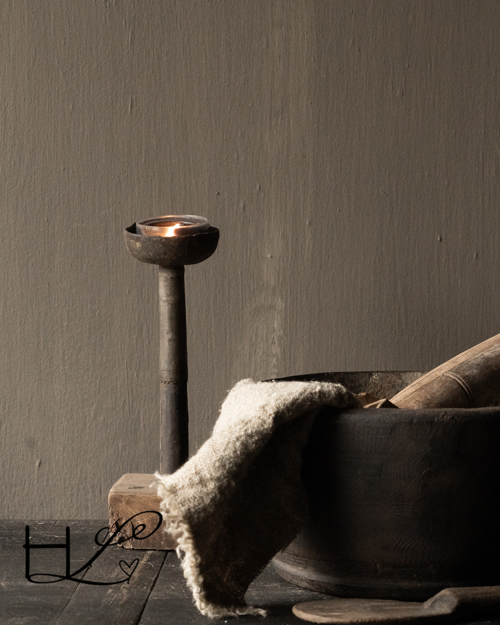 Stabiler alter, verwitterter rustikaler Kerzenständer aus Holz-1