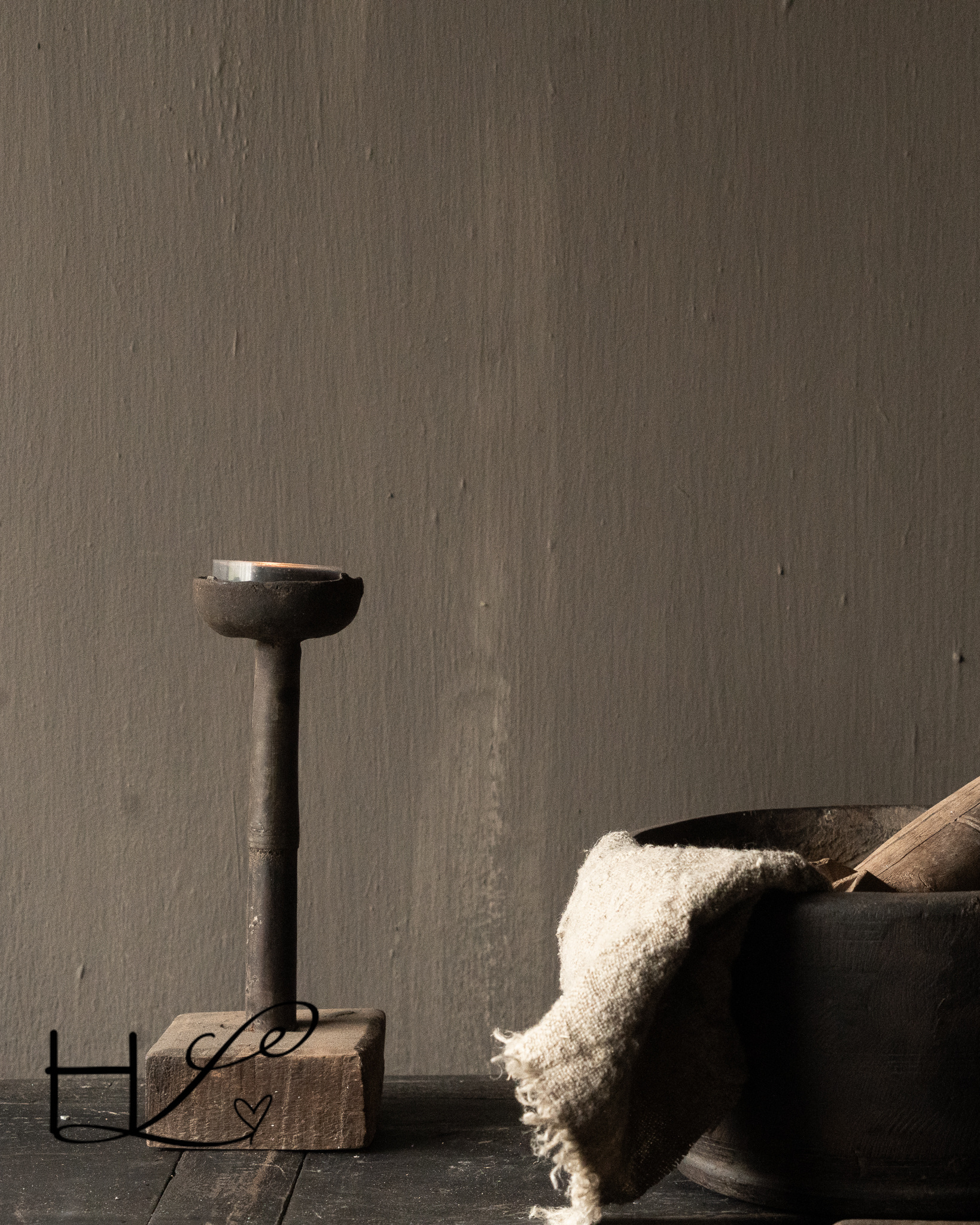 Stabiler alter, verwitterter rustikaler Kerzenständer aus Holz-2