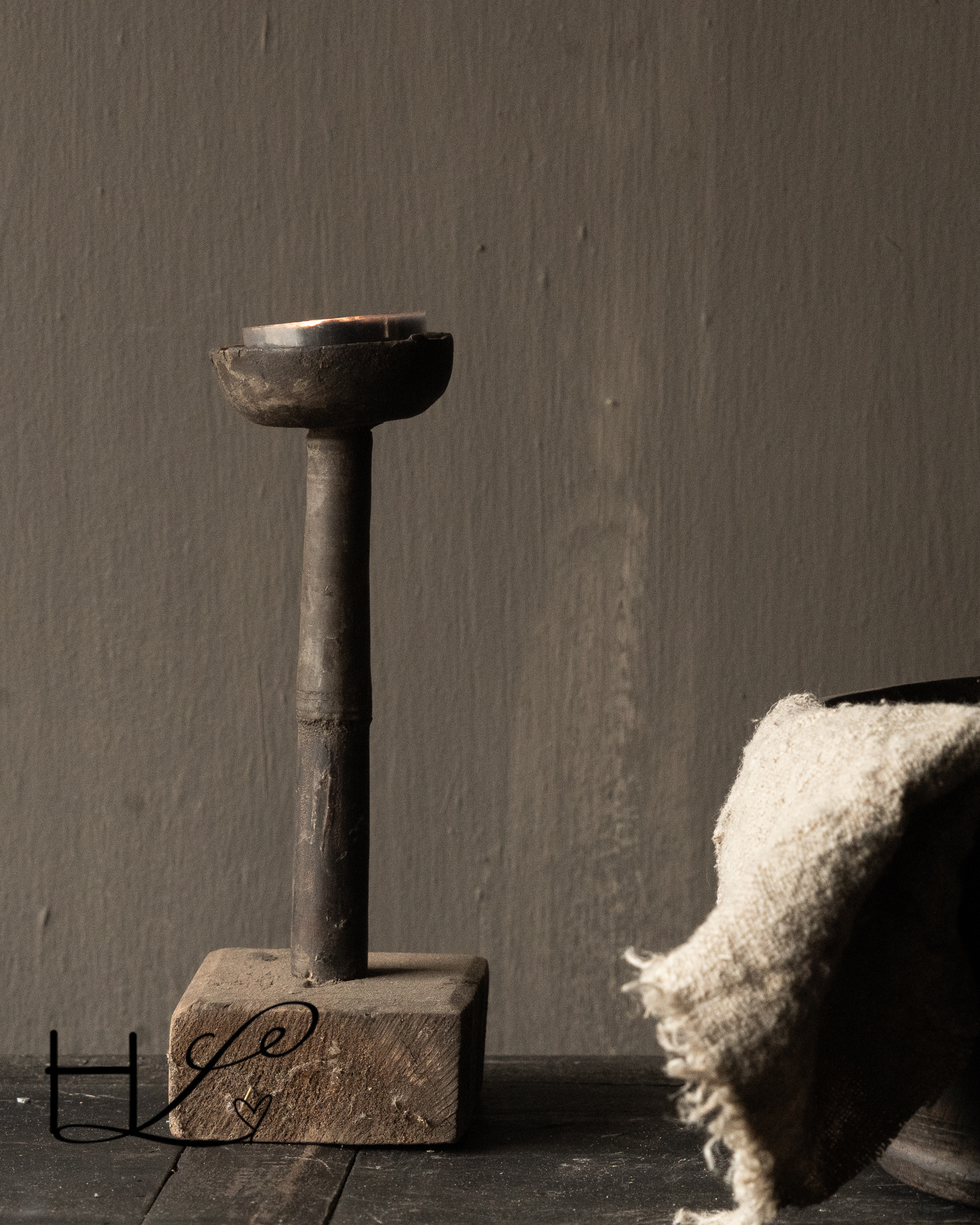 Stabiler alter, verwitterter rustikaler Kerzenständer aus Holz-3