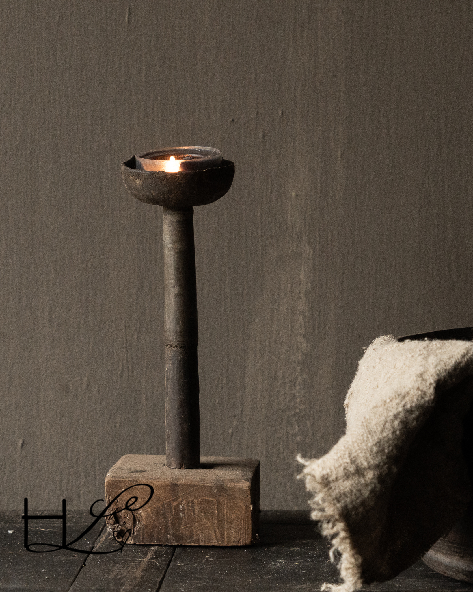 Stabiler alter, verwitterter rustikaler Kerzenständer aus Holz-4