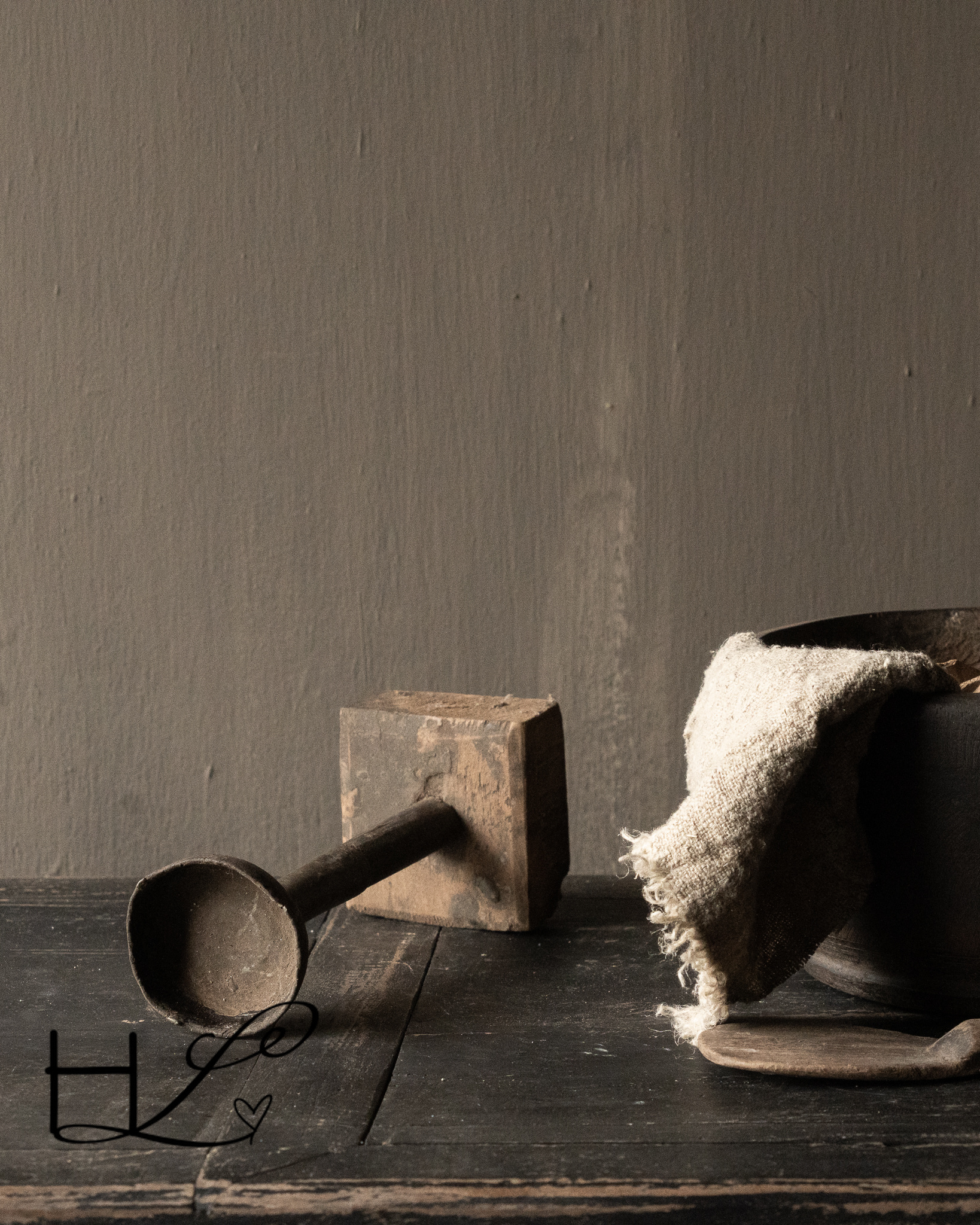 Stabiler alter, verwitterter rustikaler Kerzenständer aus Holz-5