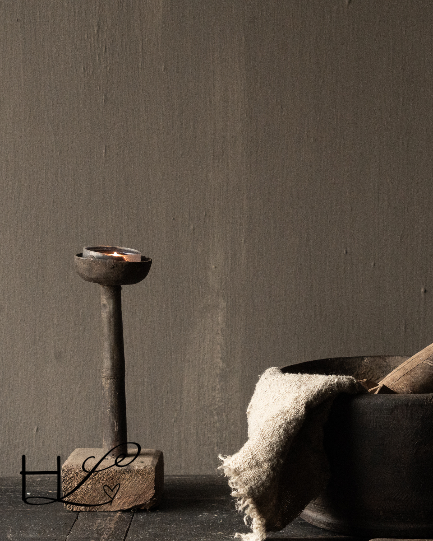 Stabiler alter, verwitterter rustikaler Kerzenständer aus Holz-6