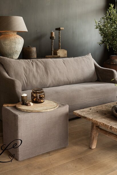 Demo Bank Bob with loose linen cover