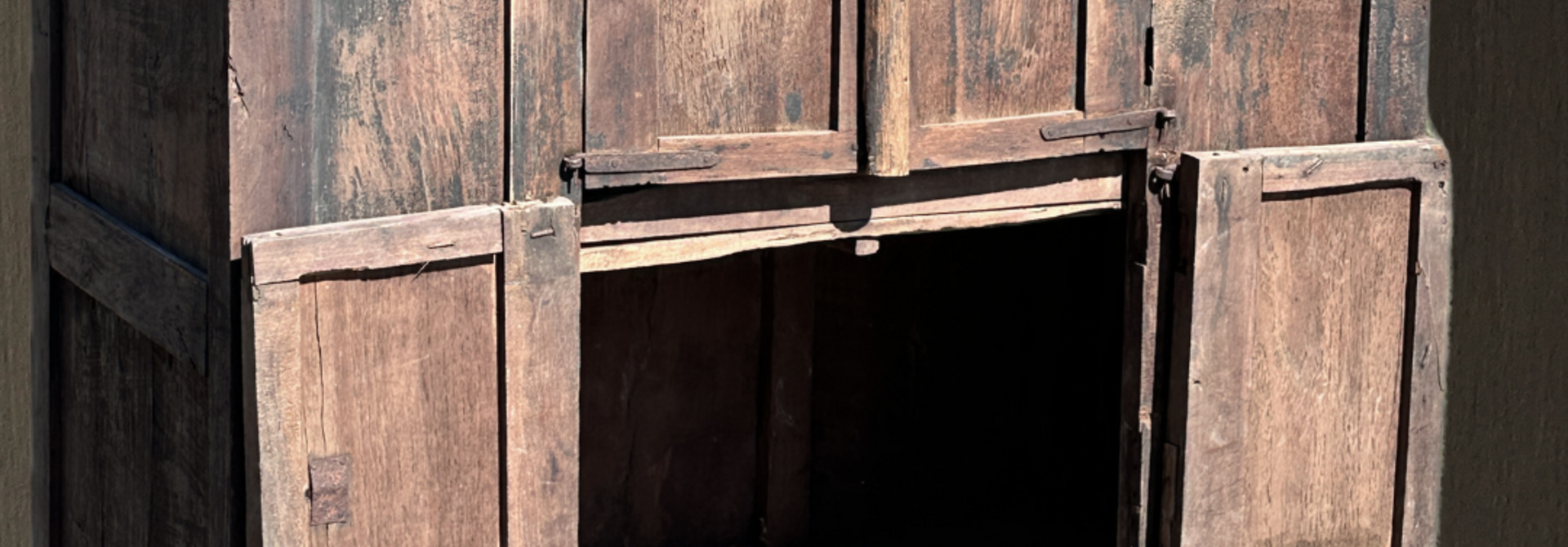 Einzigartiger sehr alter Wabi-Sabi-Schrank