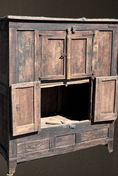Uniek Heel oud Wabi-Sabi kast