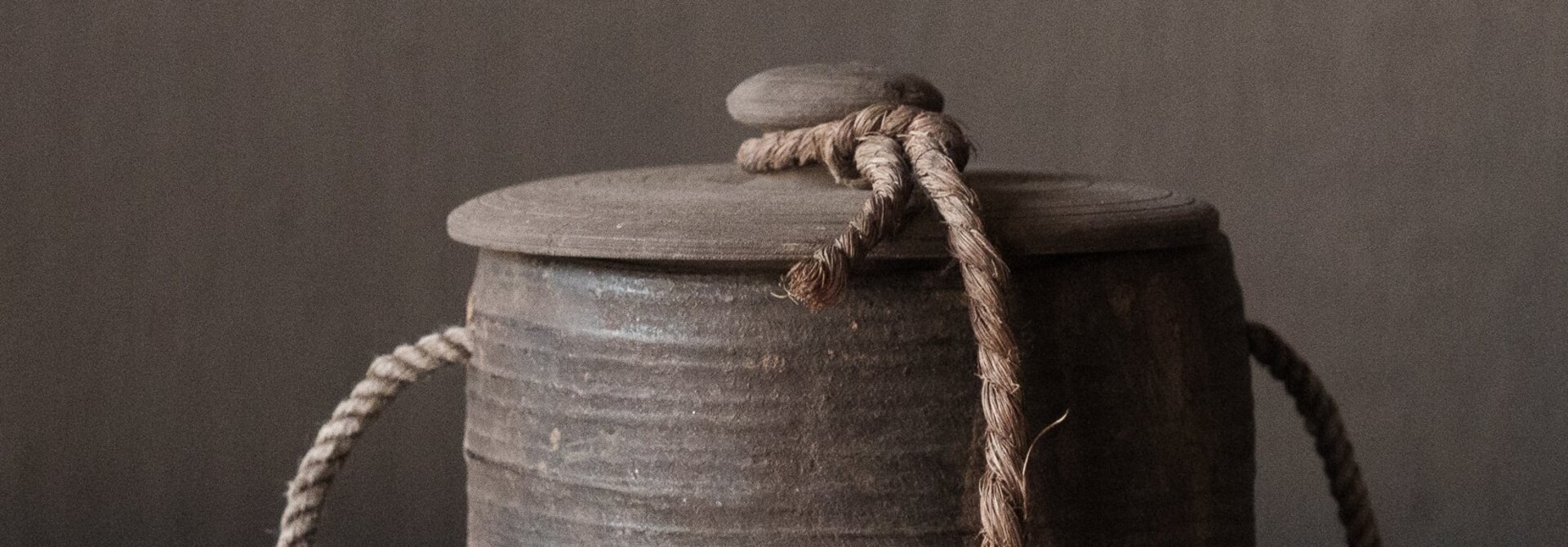 Originele Oude houten Nepalees Kruikje /Potje met deksel