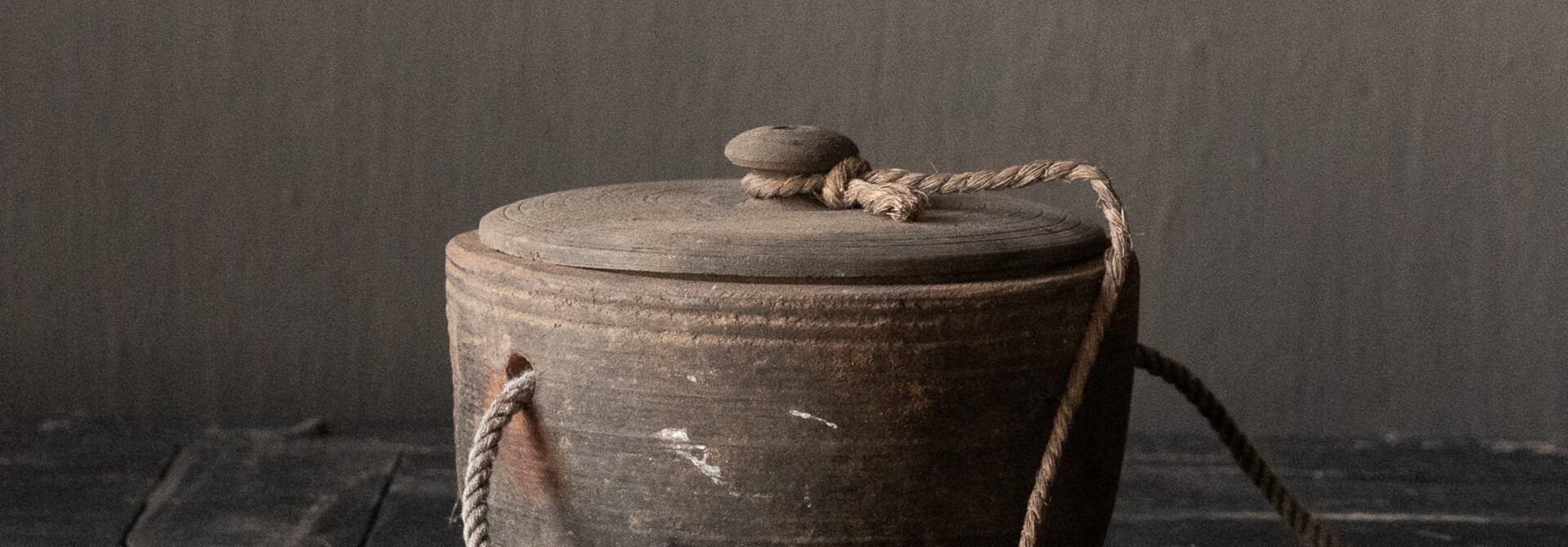 Originele Oude houten Nepalees Kruikje /Potje met deksel