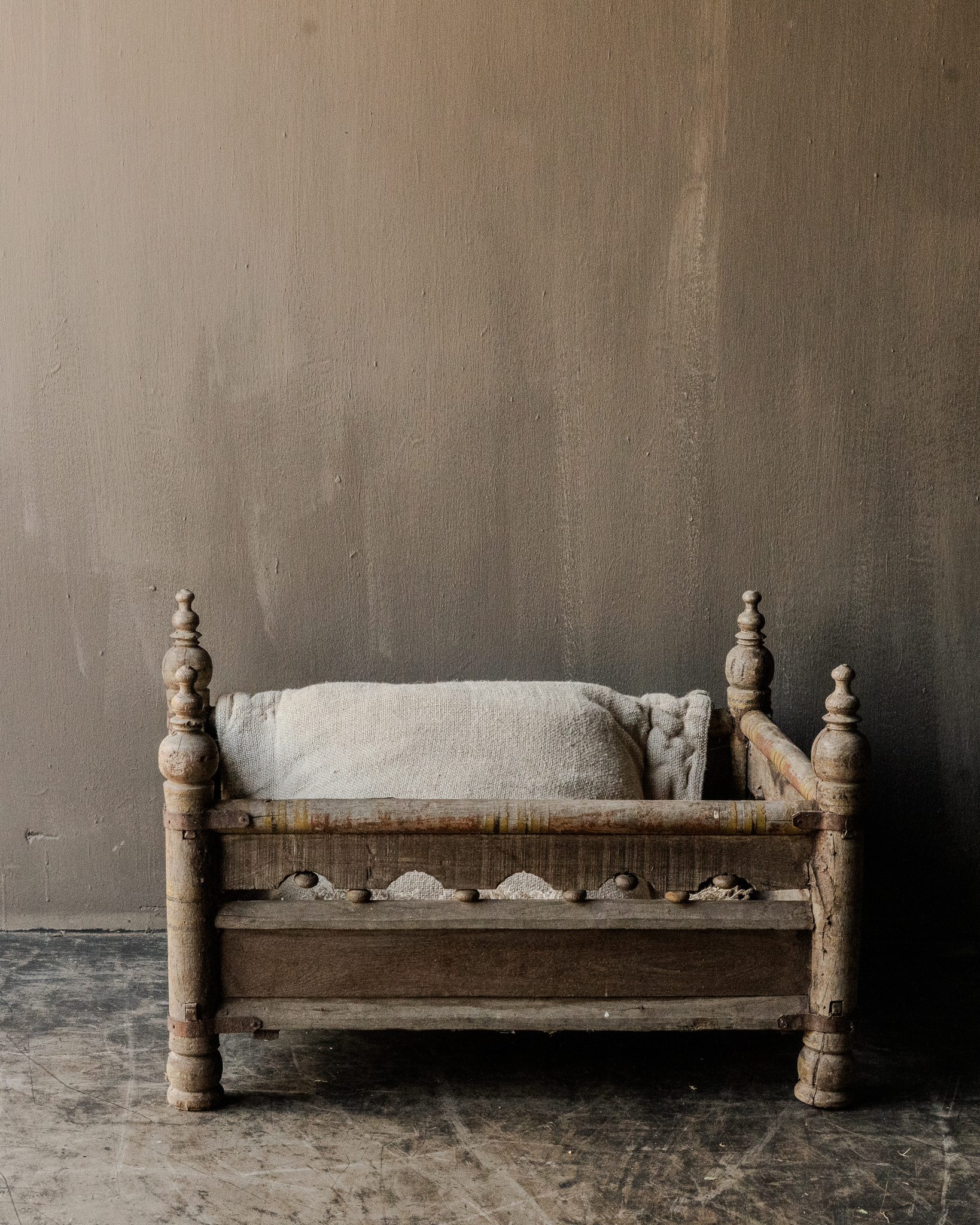 Antiek houten kinder ledikantje India-1