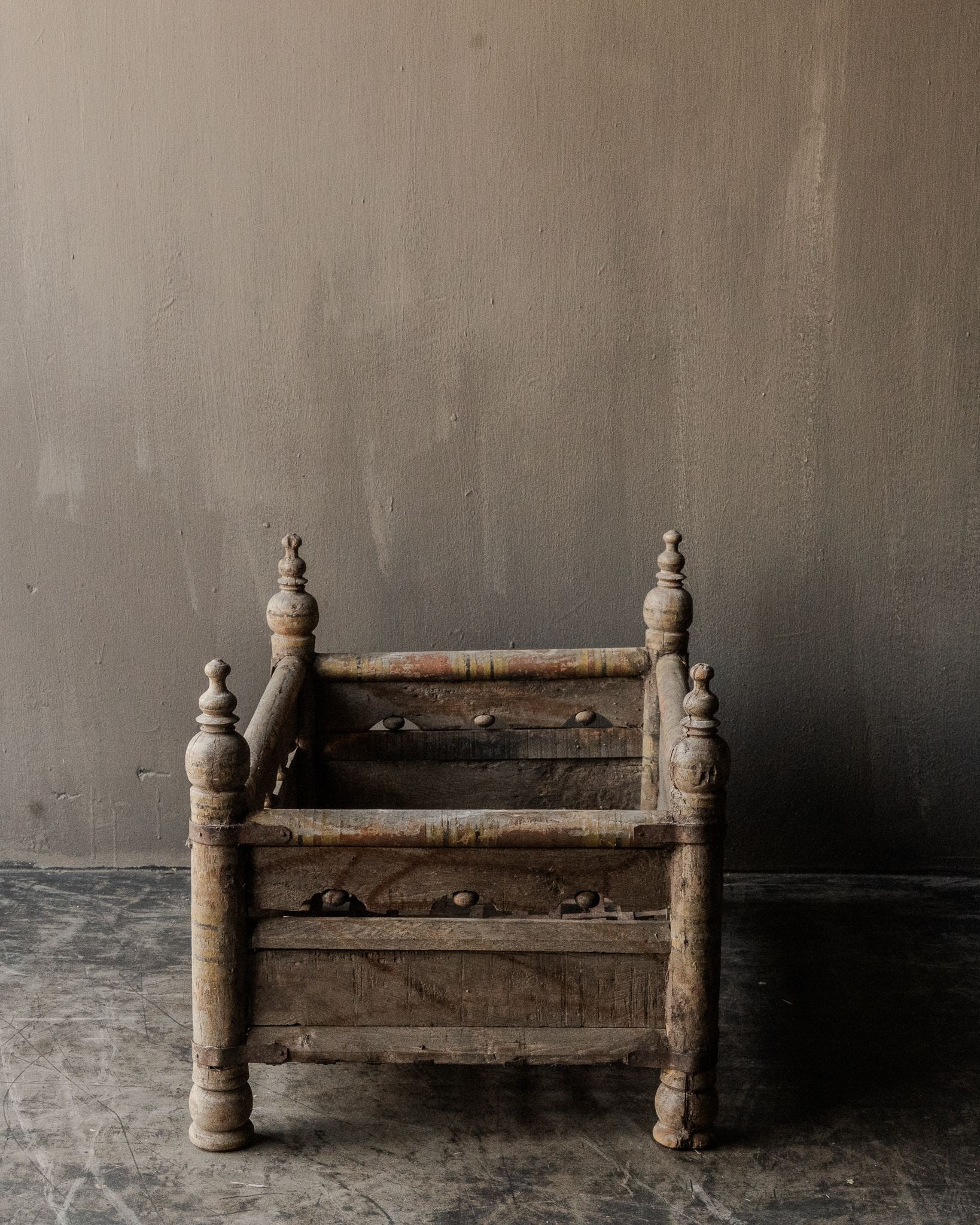 Antiek houten kinder ledikantje India-2