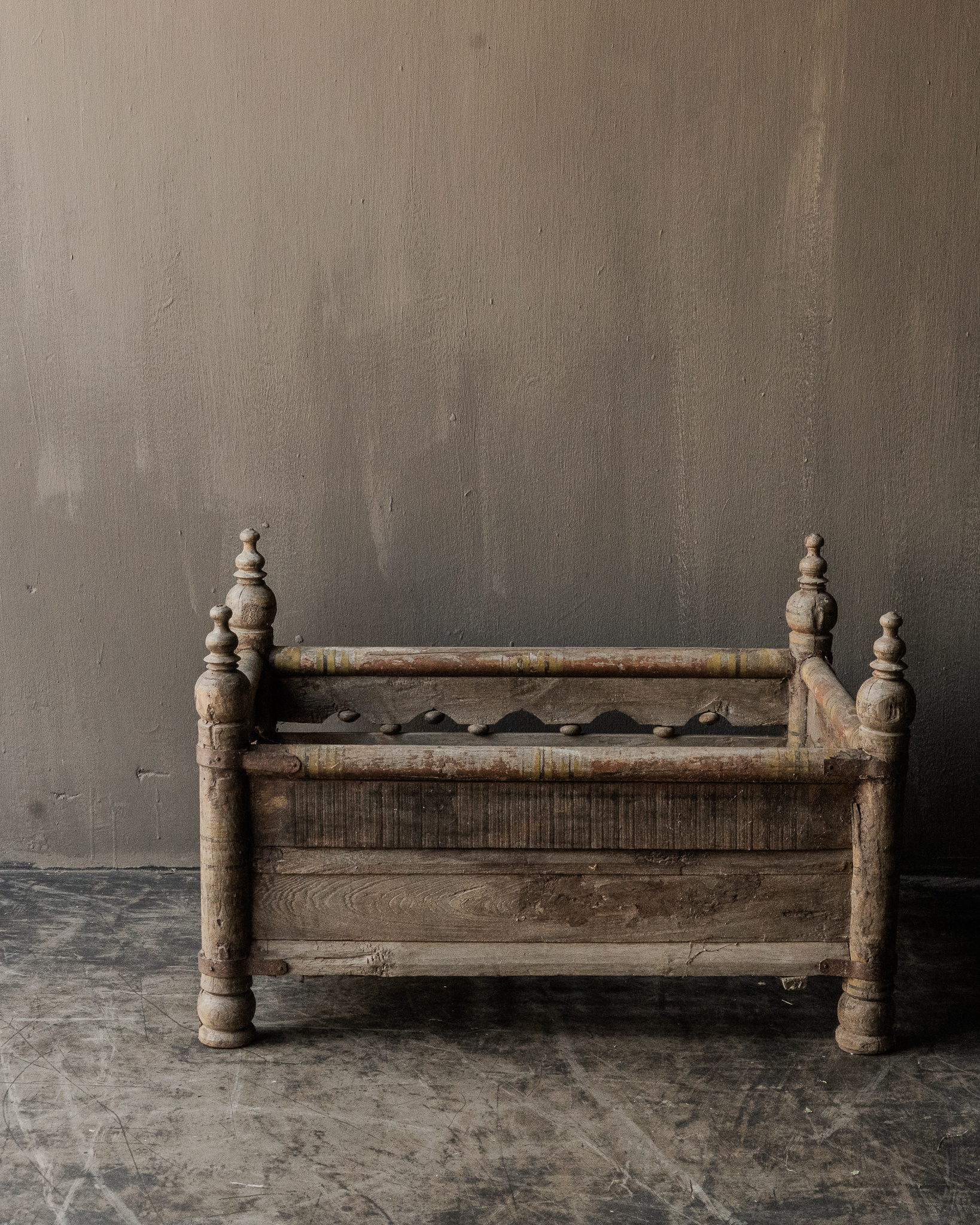 Antiek houten kinder ledikantje India-3