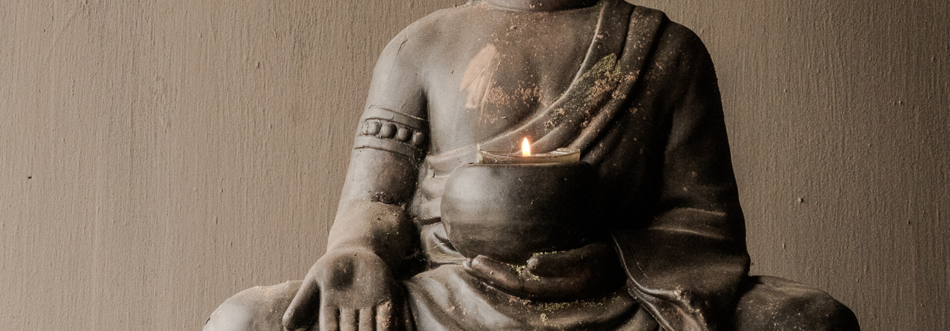 Magnesia Buddha Hol van binnen