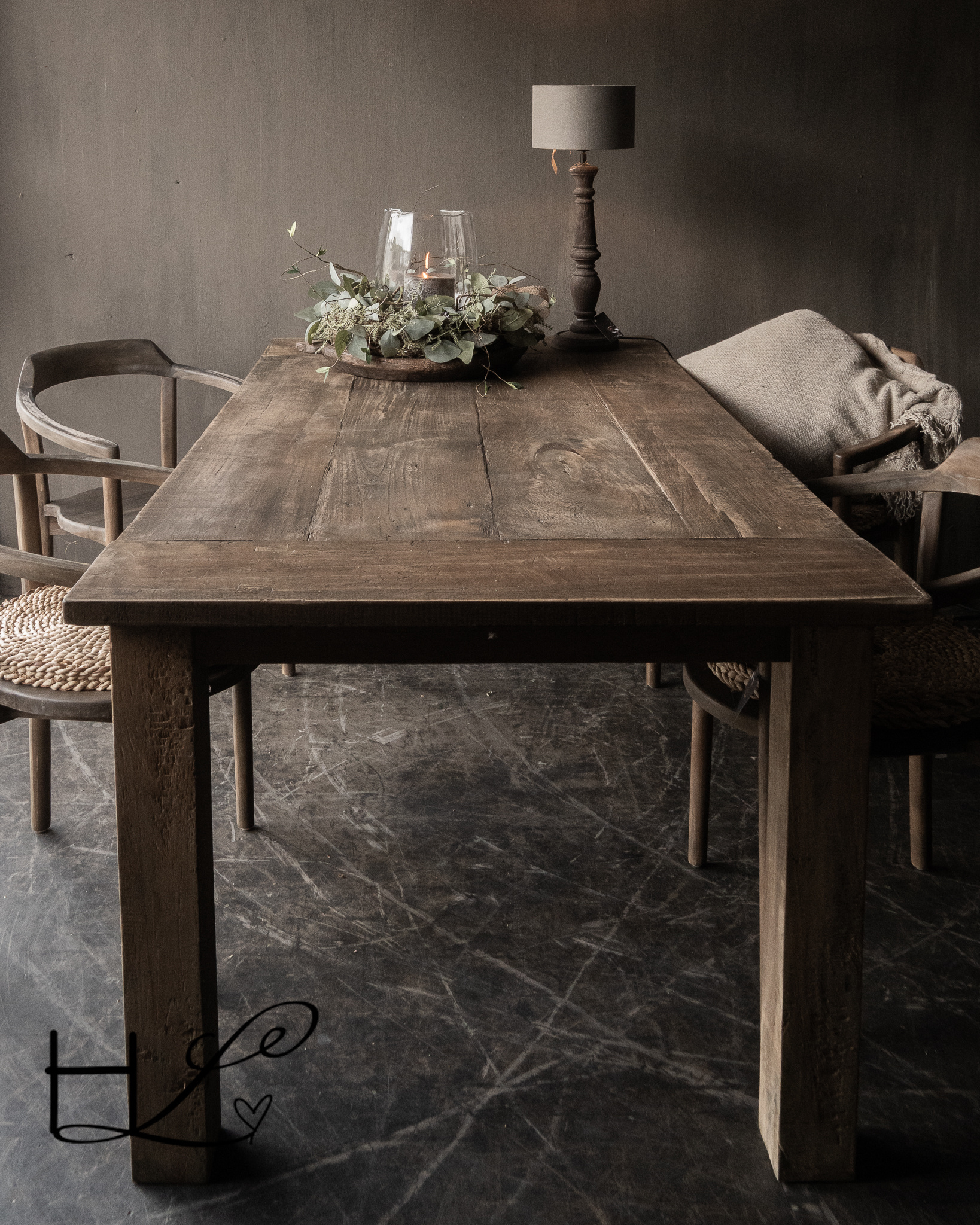 Stabiler alter Esstisch aus Holz-1