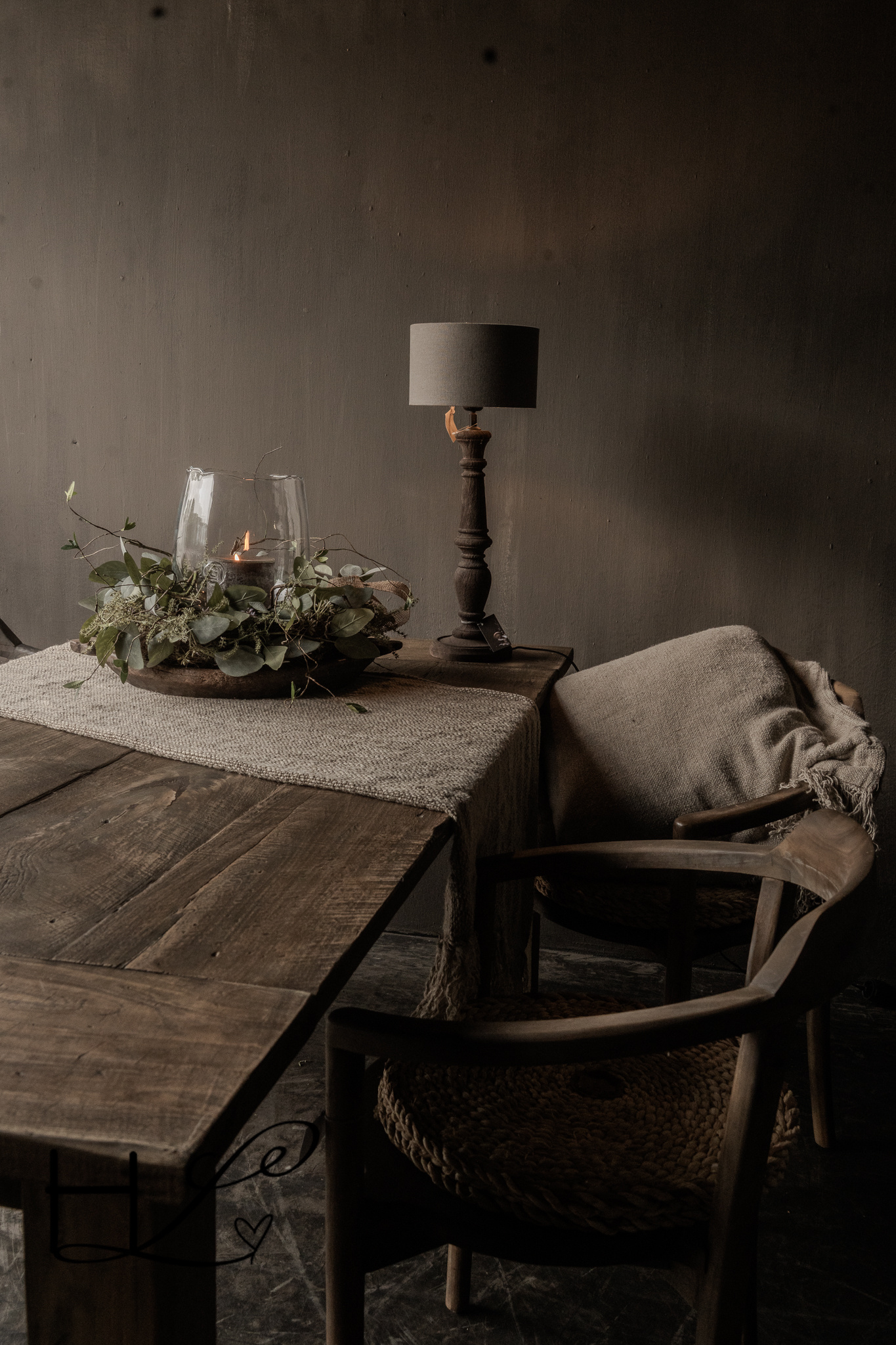 Stabiler alter Esstisch aus Holz-3