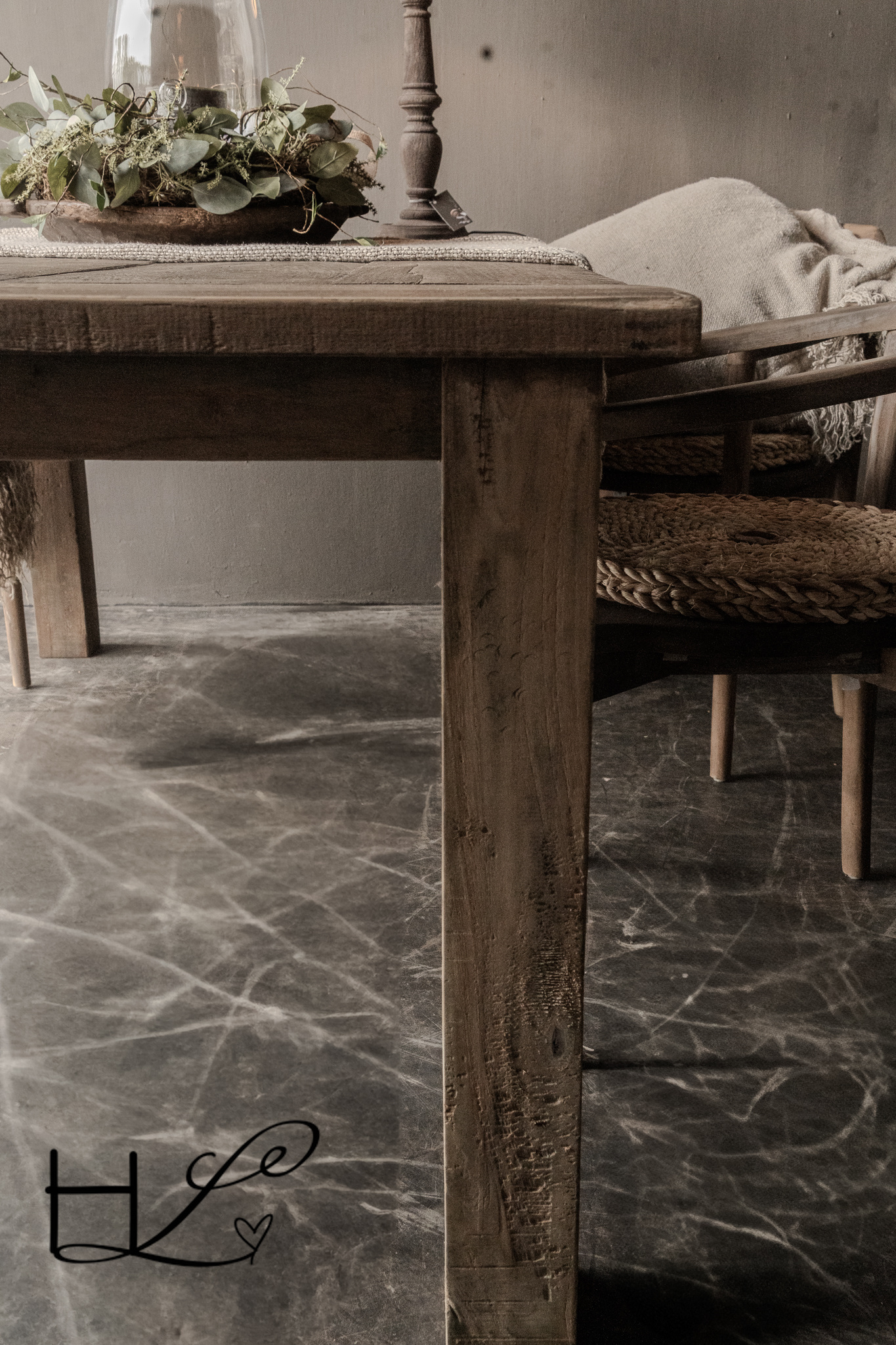 Stabiler alter Esstisch aus Holz-4