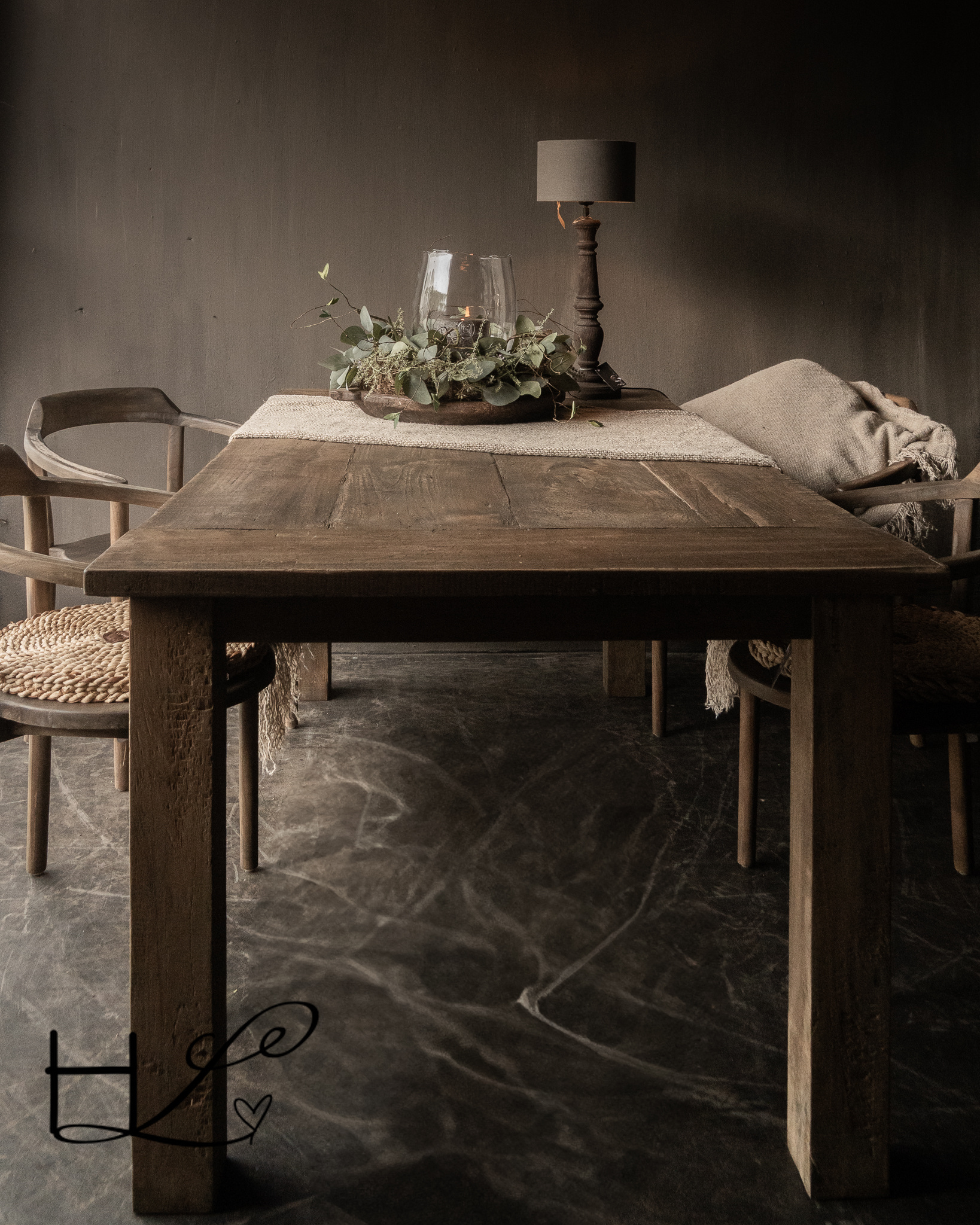 Stabiler alter Esstisch aus Holz-5