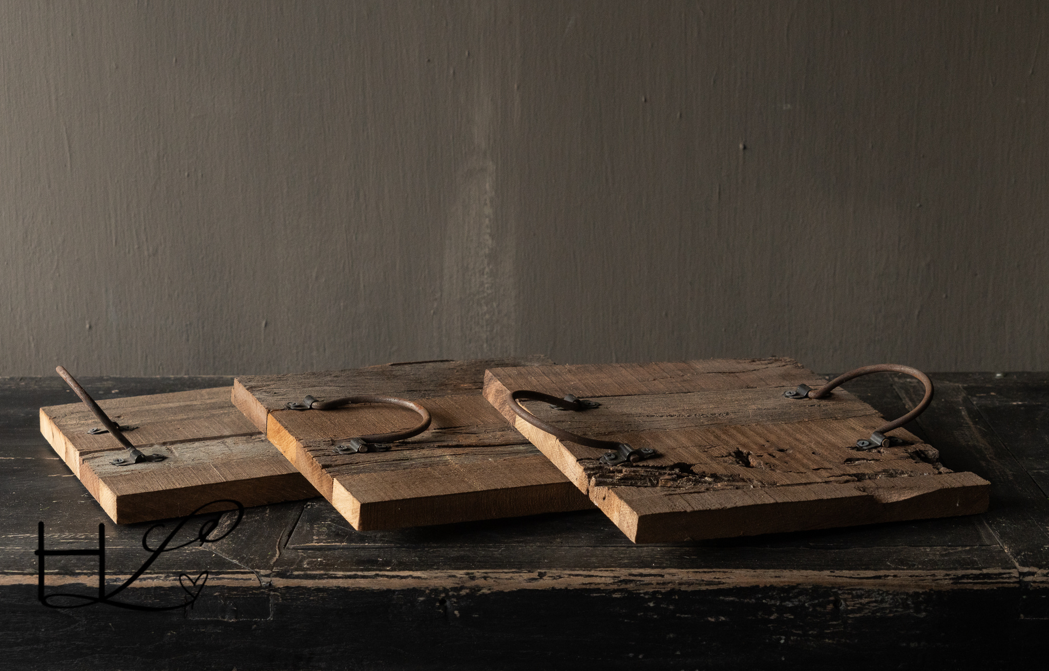 Servierbrett aus Altholz mit Eisengriffen-4