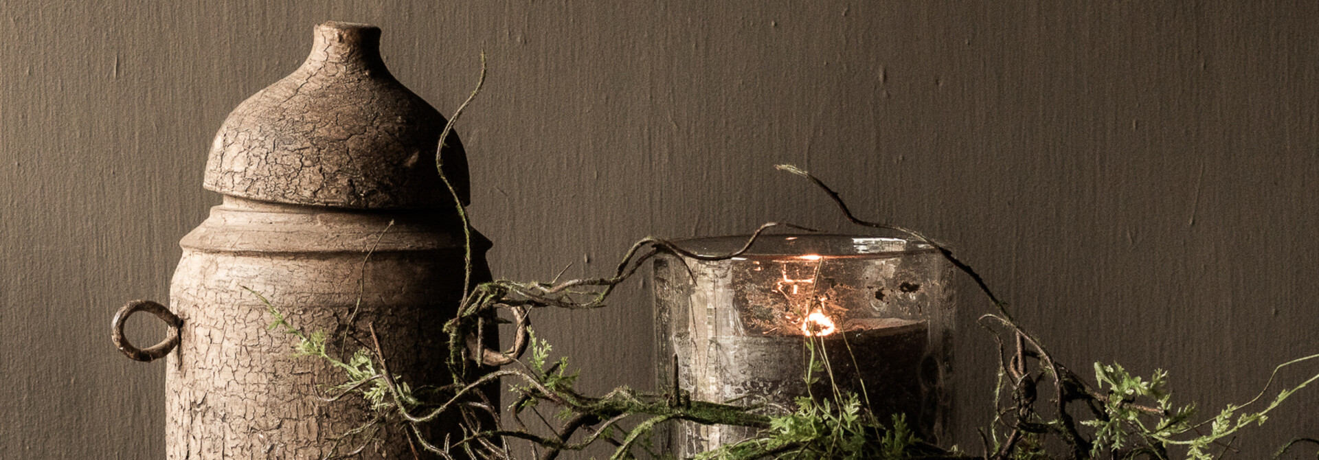 Oud houten nepalese wabi sabi kruik met deksel