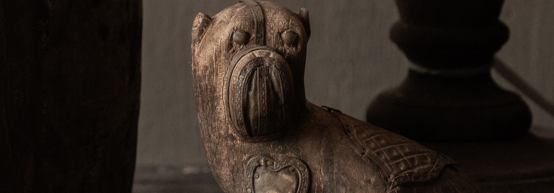 Uniek Houten Beschermhondje – Handgesneden uit India/Nepal