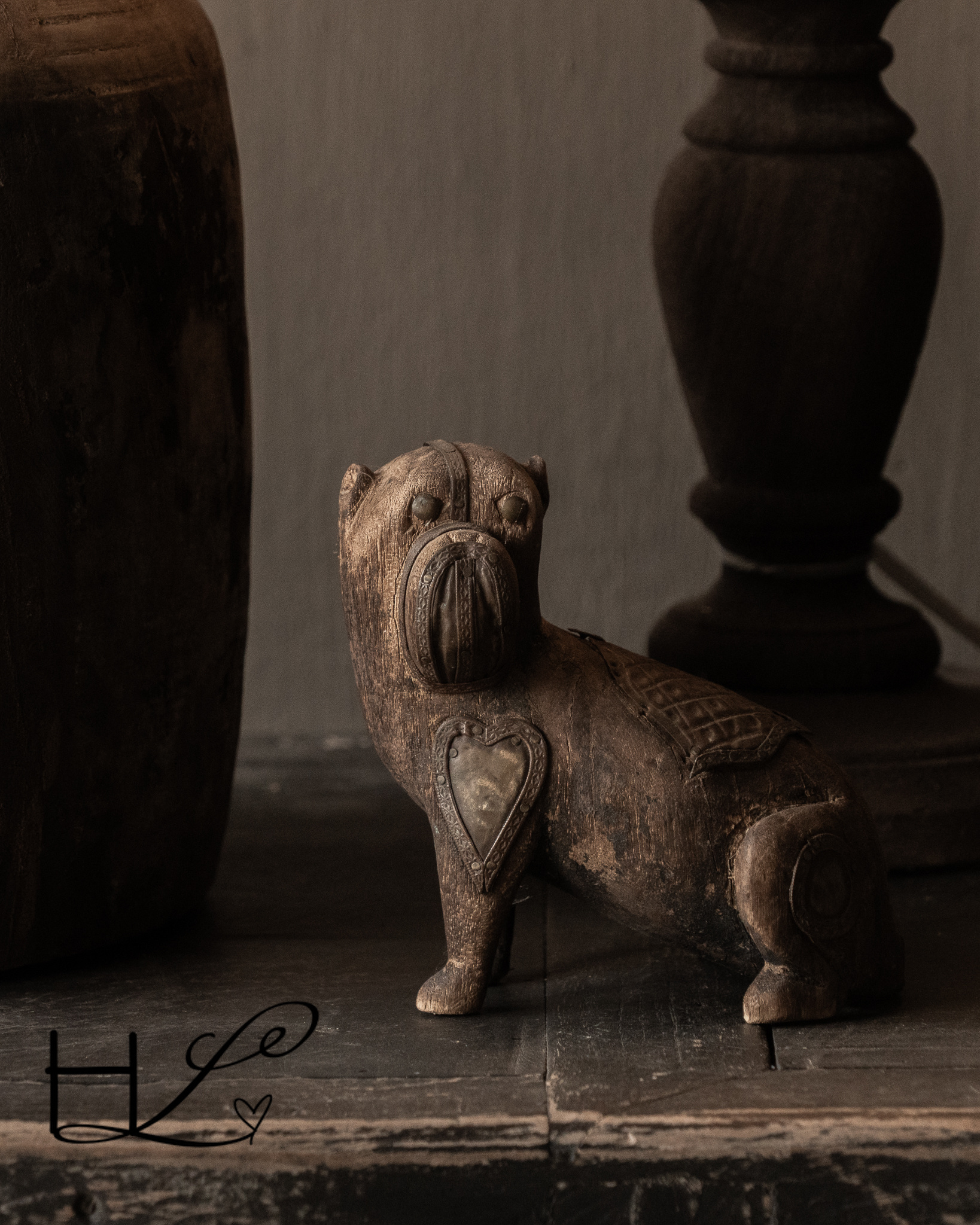 Einzigartiger Schutzhund aus Holz – handgeschnitzt aus Indien/Nepal-1