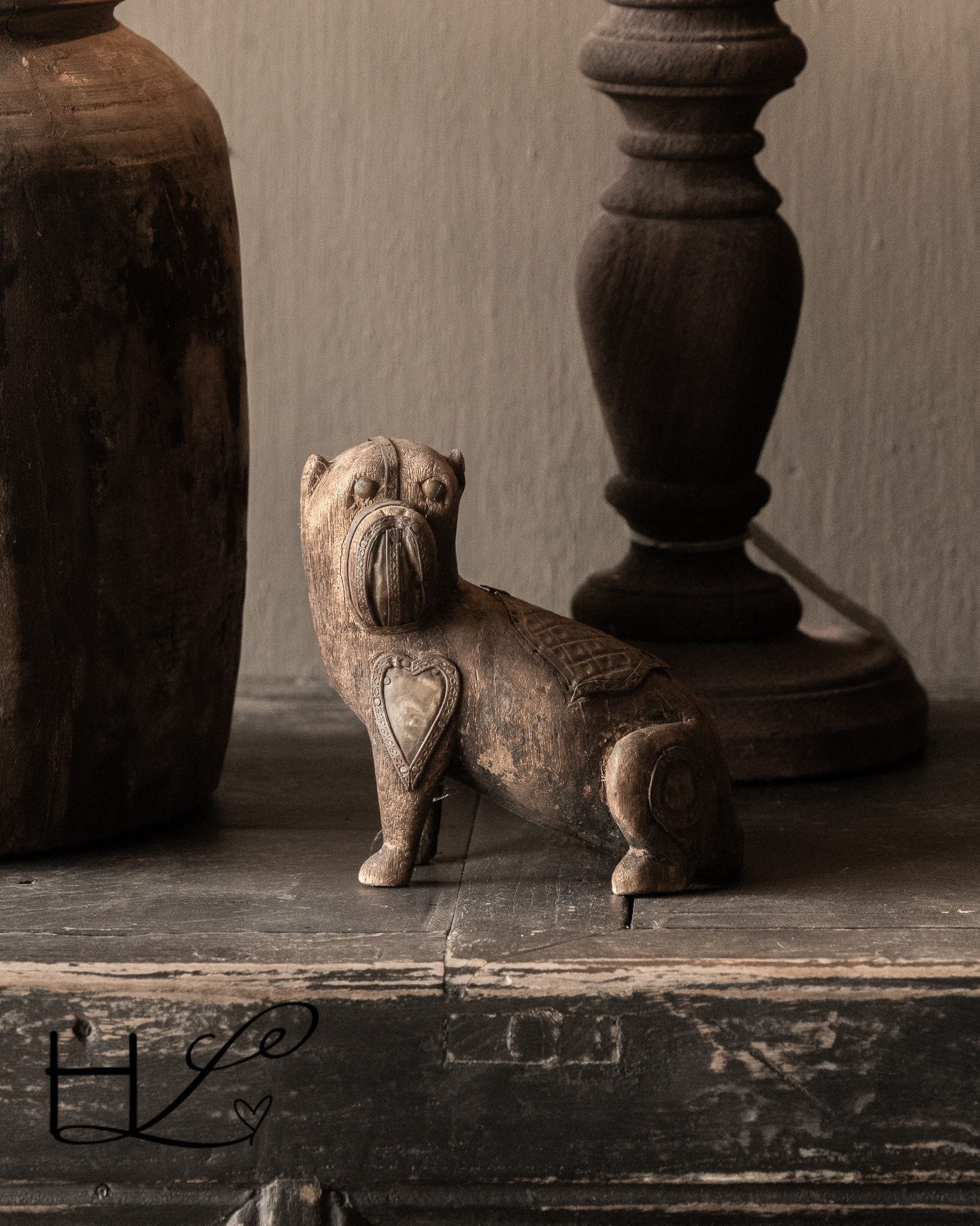 Einzigartiger Schutzhund aus Holz – handgeschnitzt aus Indien/Nepal-3