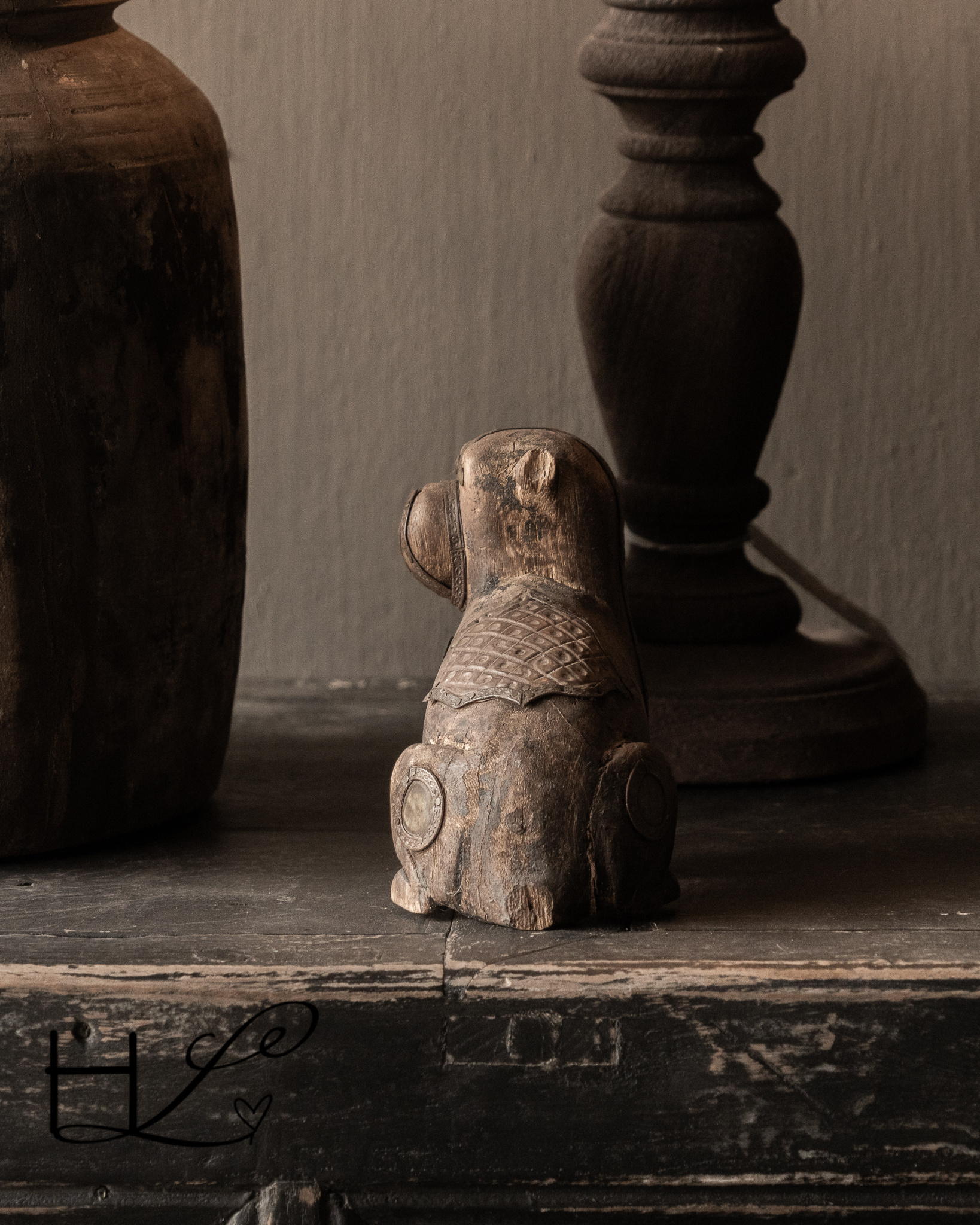 Einzigartiger Schutzhund aus Holz – handgeschnitzt aus Indien/Nepal-4