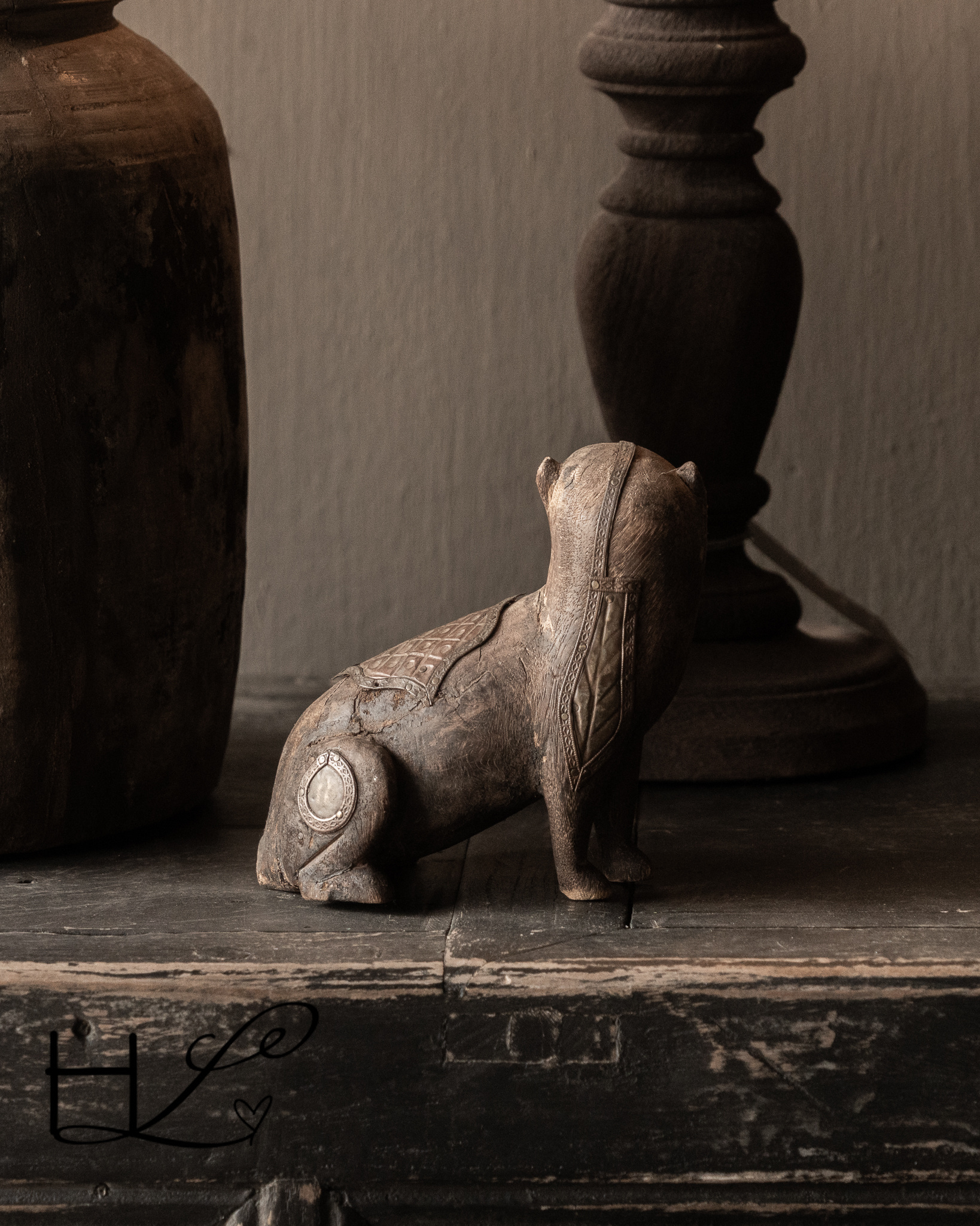 Einzigartiger Schutzhund aus Holz – handgeschnitzt aus Indien/Nepal-5