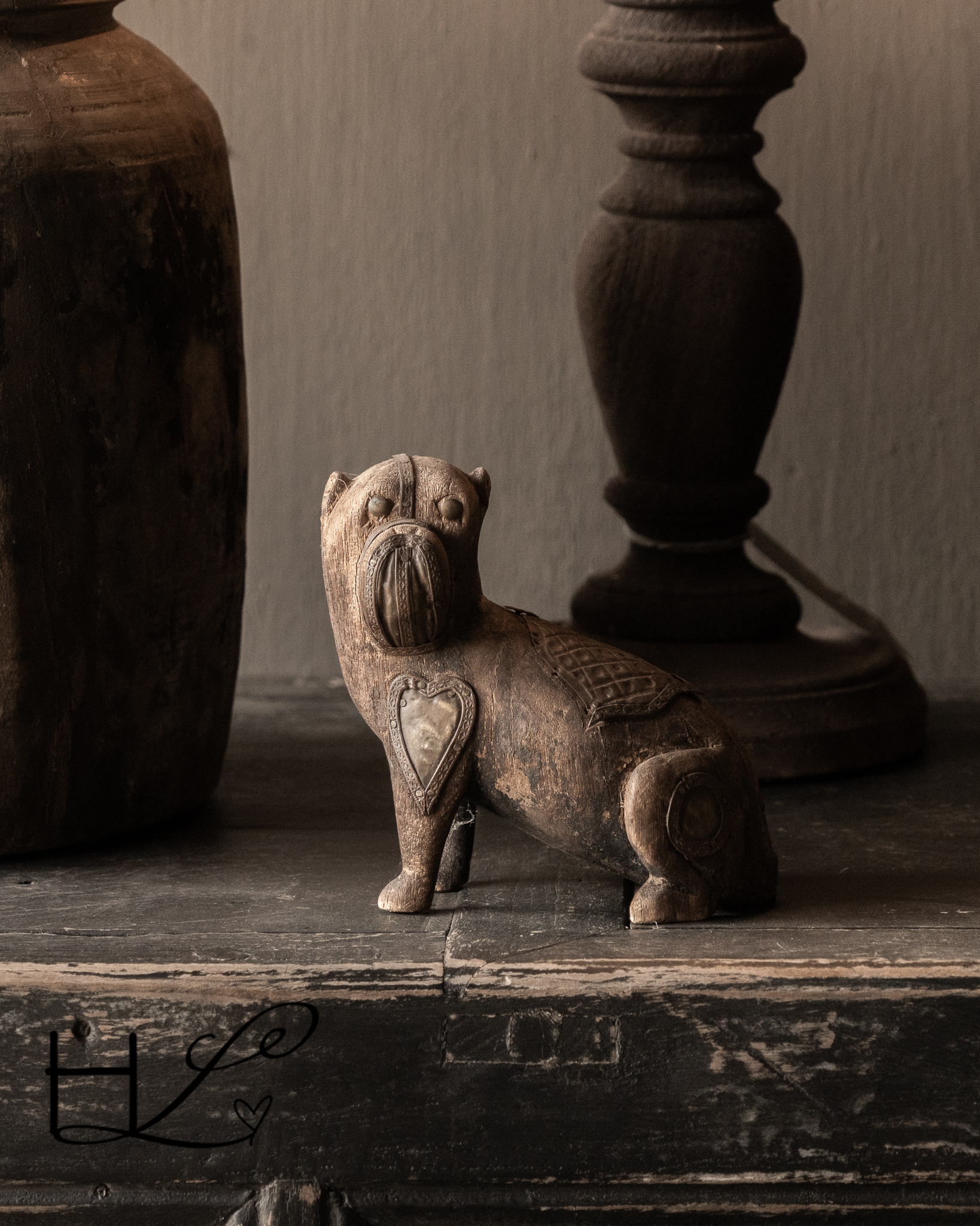 Einzigartiger Schutzhund aus Holz – handgeschnitzt aus Indien/Nepal-7