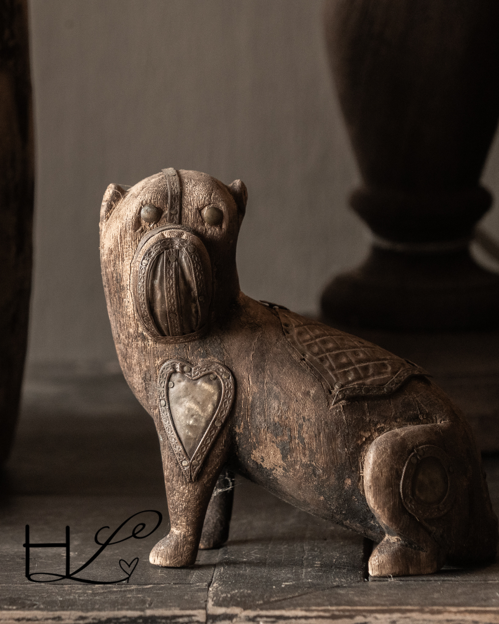 Einzigartiger Schutzhund aus Holz – handgeschnitzt aus Indien/Nepal-8