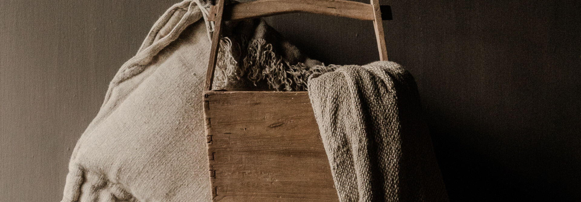 Authentieke oude houten emmer met houten hengsel