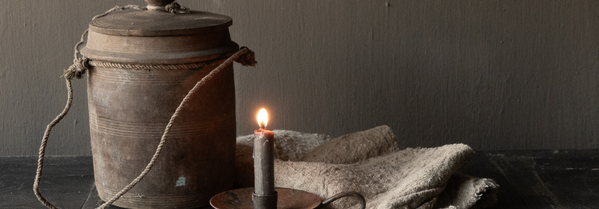 Unieke Antieke Houten Melkpot met Deksel – Nepal