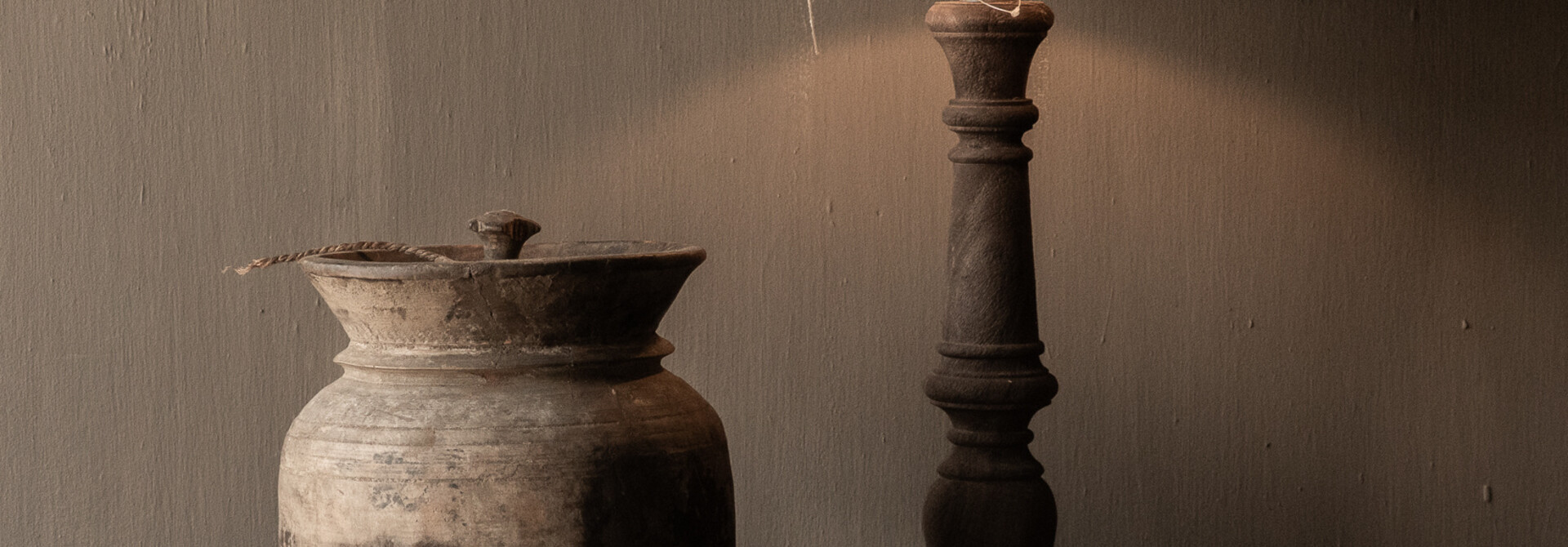 Unieke Antieke Houten Melkpot met Deksel – Nepal