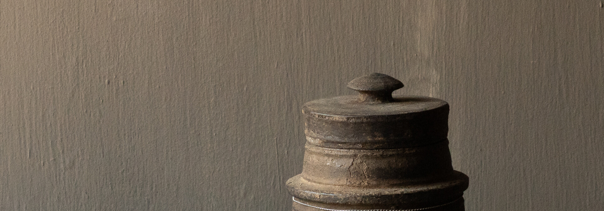 Oude houten pot met deksel Nepal – Hoffz