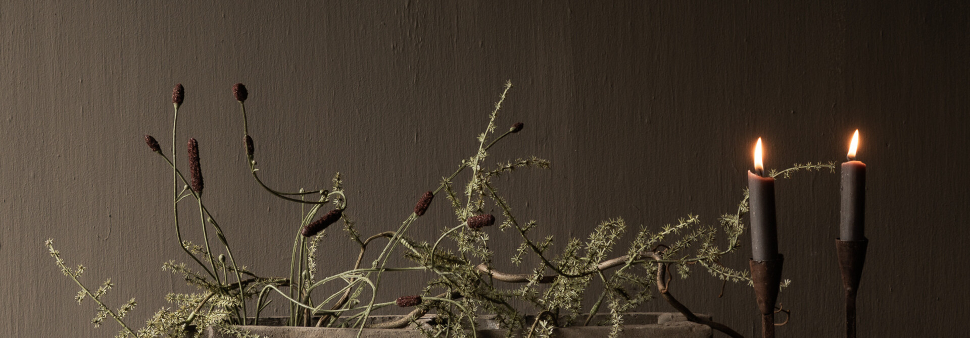 Antieke wabi sabi imperfecte steen met decoratie