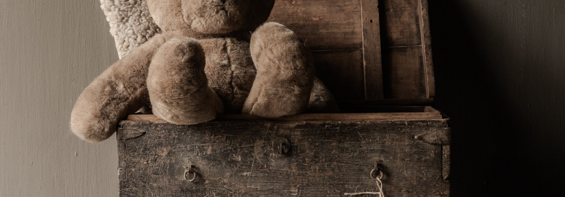 Alte authentische Holztruhe