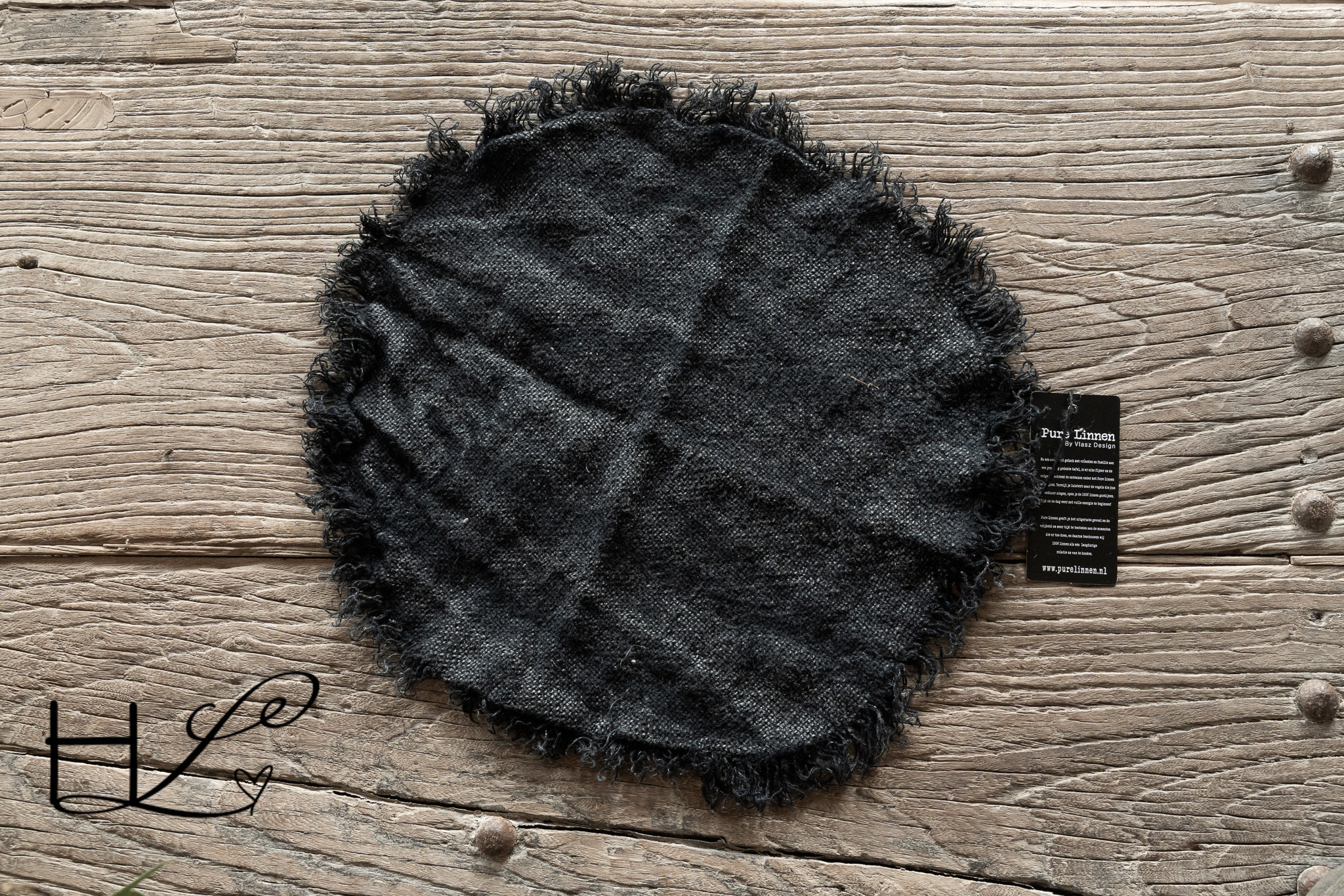 Coole runde Tischsets in Schwarz oder warmem Grau-1