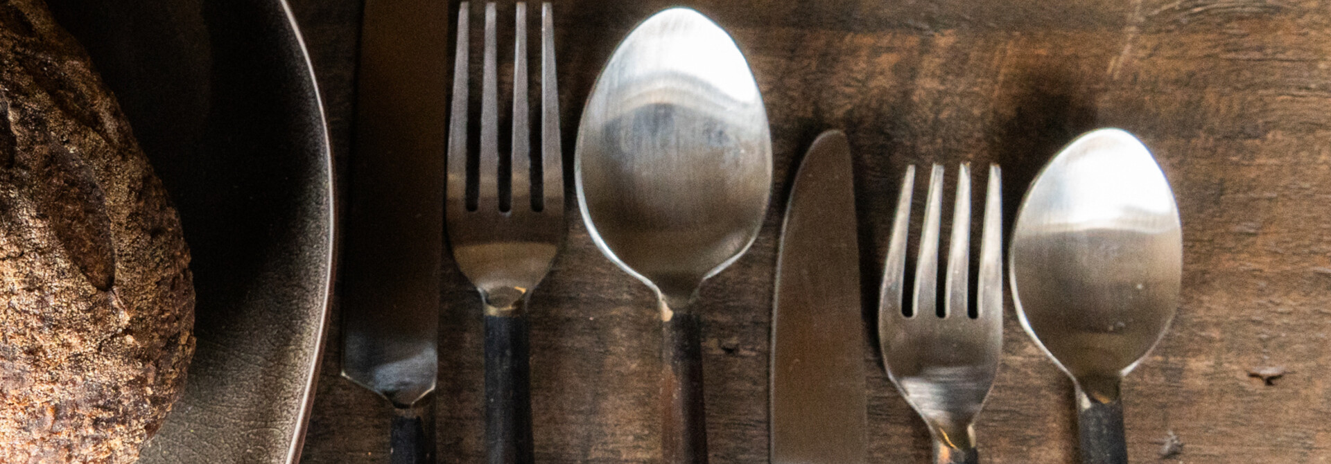 Schwarzes Besteckset – 24-teilig | Handgefertigt & stilvoll